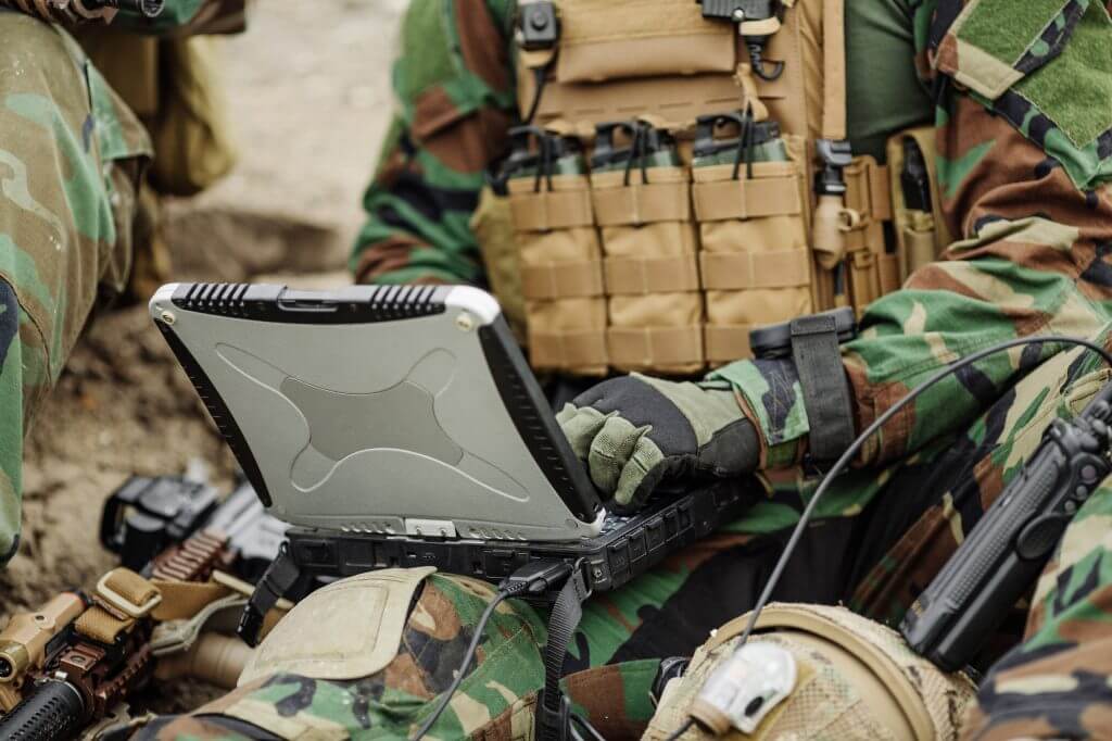 Les interfaces humain-machine pour des applications du secteur militaire